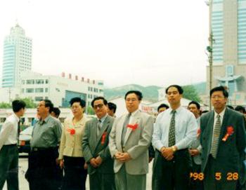 1998年5月——英华事务所开业庆典，威海市委领导董天祥、省注协秘书长韩群及社会各界同仁莅临祝贺。